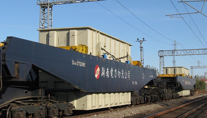 自主研制的D26B鐵路特種自備車，載重290噸，目前公司擁有3輛