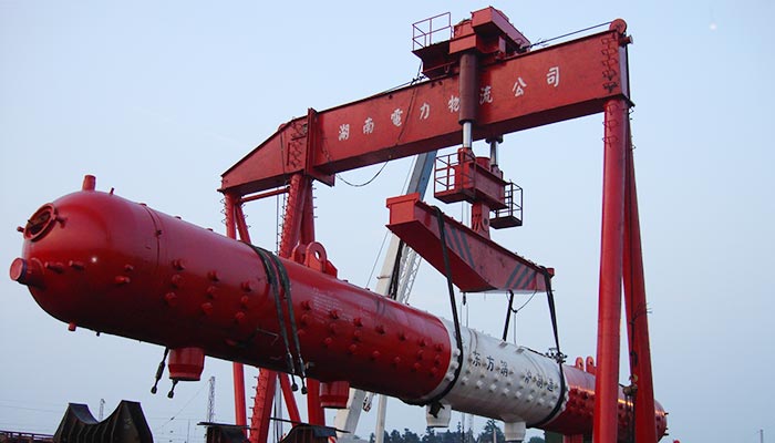 自主研制的500噸桅桿吊、400噸門(mén)型吊，公司擁有不同噸位的5臺(tái)