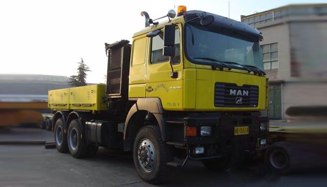 德國(guó)MAN6X6牽引車，牽引能力250噸，現(xiàn)有4輛