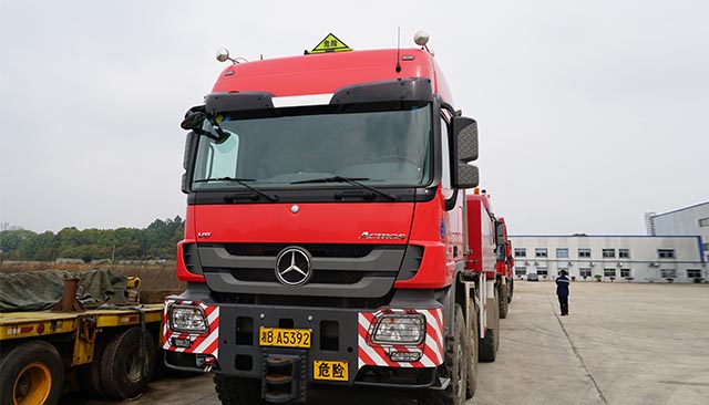 奔馳進(jìn)口8X8牽引車?，牽引能力250噸，現(xiàn)有10輛