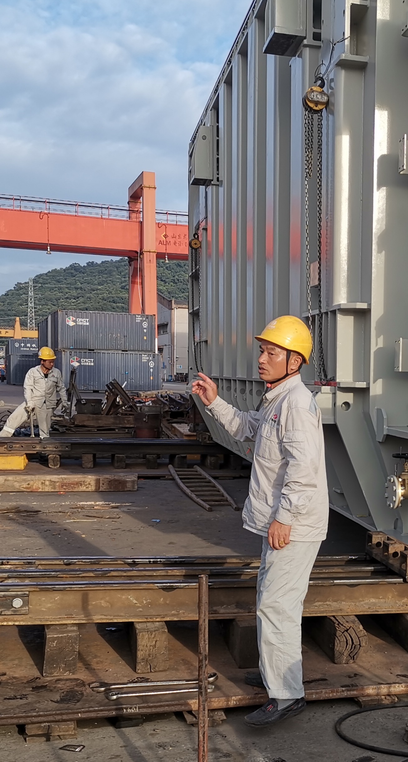  吊機(jī)下的“堅守”  ——記中特物流大件一班起重組長姜永達(dá)